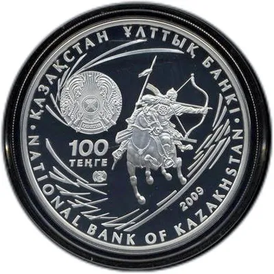 Kazahsztán 100 tenge névértékű ezüst pénzérméje, Attila hun uralkodó portréjával. Az érme egyik oldala lovon vágtató harcost ábrázol.