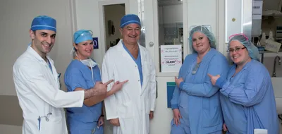 A 10 000. érsebészeti műtéte után Gloviczki Péter főorvos és a műtőben őt segítő szakembercsoport. 2016. március 21.