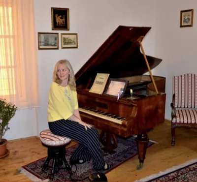 A szlovákiai Zselízen (Želiezovce) a város Franz Schubert-emlékszobát rendezett be a múzeumban. A híres osztrák zeneszerző 1818-ban és 1824-ben tartózkodott itt az Esterházy-család meghívására. Zongoraórákat adott a gróf leányainak, és zenéjével szórakoztatta a grófi családot, közben pedig komponált. Különös varázsa van az itt lévő zongora megszólaltatásának. (2016)
