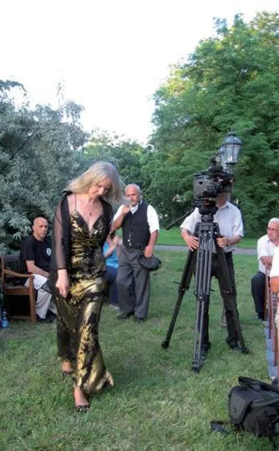 Koncert előtt: tévéfelvétel a dánszentmiklósi Wekerle-kastély kertjében. (2010)