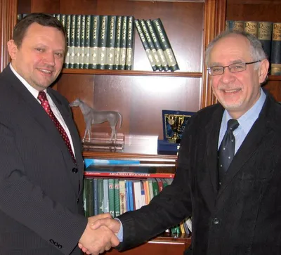 A Kelet- és Közép-európai Kutató Központ megalakulása a Nyíregyházi Főiskolán. Keskeny Ernő és Jánosi Zoltán rektor. (2009)