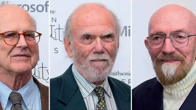 A 2017. évi fizikai Nobel-díj kitüntetettjei: Rainer Weiss (Massachusetts Institute of Technology, Boston), Barry C. Barish (Kaliforniai Egyetem, Berkeley) és Kip S. Thorne (Kaliforniai Műszaki Egyetem, Pasadena) – mindhárman fizikaprofesszorok, az Amerikai Egyesült Államokban dolgoznak.