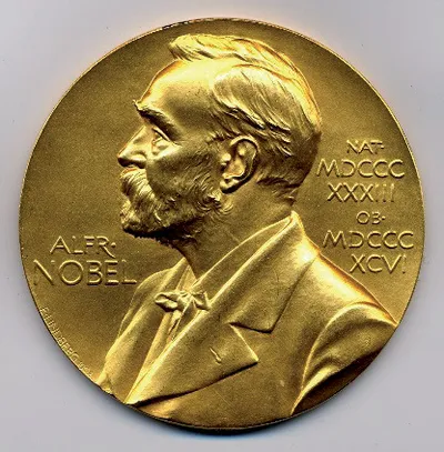 Mindegyik díjazott kap egy 64 mm átmérőjű, kb. 200 g súlyú, 23 karátos aranyból készült érmet. Tervezője Erik Lindberg, a századforduló jelentős svéd szobrásza.