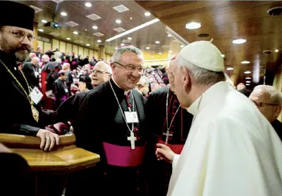 Ferenc pápa Veres András püspökkel beszélget Rómában, a családszinóduson. (2015)