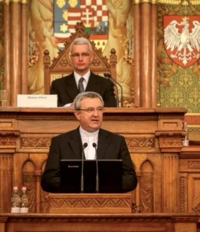 A „Szent Márton és Európa” címmel ünnepi előadássorozatot rendezett a Parlament felsőházi termében a Magyar Katolikus Püspöki Konferencia és Magyarország Kormánya. Veres András püspök az emlékévet méltatta. (2016)