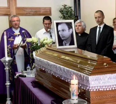 Királyfalvi Miklós, a hírhedt 1948. évi pócspetri per mártírja. Az egyházi iskolák államosítása elleni tüntetést követően ítélték halálra. Kivégzésének 69. évfordulóján újratemetése ünnepélyes keretek között történt Pócspetriben. (2017)